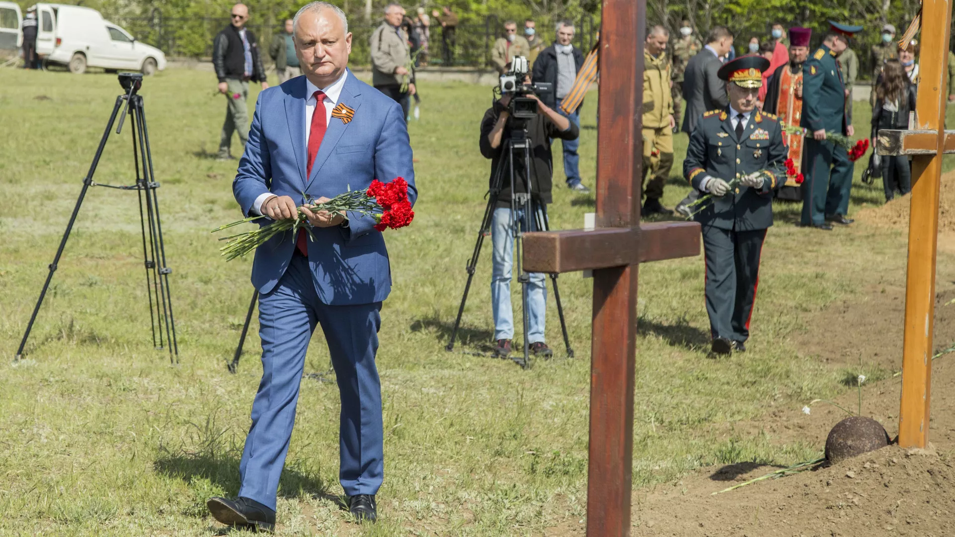 Президент Молдовы Игорь Додон на мемориальном комплексе Шерпенский пладцарм в день 75-летия Победы в Великой Отечественной войне (9 мая 2020). Молдова Президент Молдовы Игорь Додон на мемориальном комплексе Шерпенский пладцарм в день 75-летия Победы в Великой Отечественной войне (9 мая 2020). Молдова - Sputnik Армения, 1920, 24.08.2022