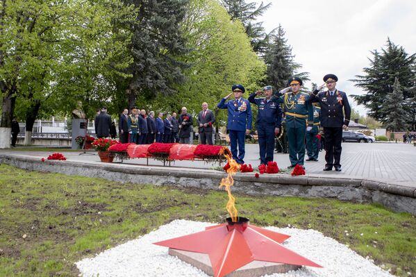 В день празднования 75-й годовщины Победы в Великой Отечественной войне в югоосетинской столице возложили гирлянду Славы у Вечного огня (9 мая 2020). Южная Осетия - Sputnik Армения