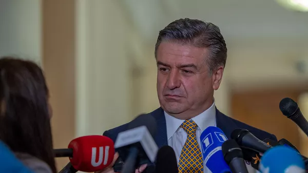 Карен Карапетян отвечает на вопросы журналистов после завершения заседания комиссии по изучению обстоятельств апрельской войны 2016 года в Карабахе (11 мая 2020). Еревaн - Sputnik Армения