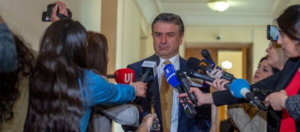 Карен Карапетян отвечает на вопросы журналистов после завершения заседания комиссии по изучению обстоятельств апрельской войны 2016 года в Карабахе (11 мая 2020). Еревaн - Sputnik Արմենիա