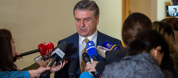 Карен Карапетян отвечает на вопросы журналистов после завершения заседания комиссии по изучению обстоятельств апрельской войны 2016 года в Карабахе (11 мая 2020). Еревaн - Sputnik Армения