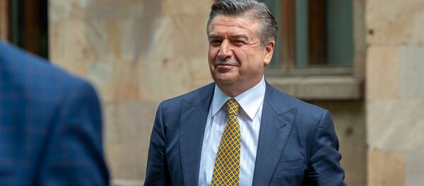 Карен Карапетян покидает здание парламента после завершения заседания комиссии по изучению обстоятельств апрельской войны 2016 года в Карабахе (11 мая 2020). Еревaн - Sputnik Армения