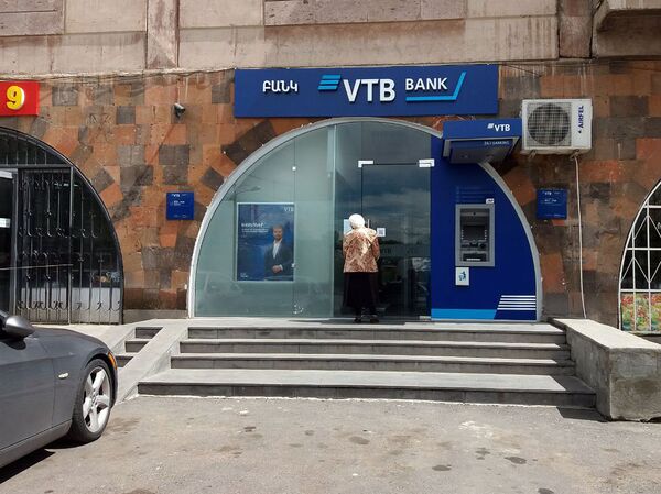 Был ли мужчина вооружен? ВТБ сообщил, что на самом деле произошло - Sputnik Армения