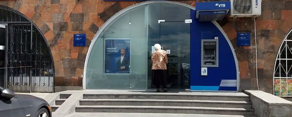 Женщина у входа в филиал банка ВТБ в 9-м Нор-Норкском массиве (11 мая 2020). Еревaн - Sputnik Արմենիա