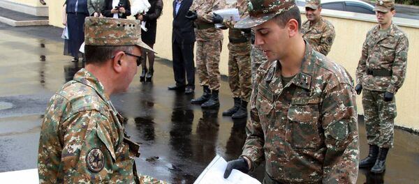 Военнослужащие Армии обороны Карабаха получили квартиры (10 мая 2020). Карабах Военнослужащие Армии обороны Карабаха получили квартиры (10 мая 2020). Карабах - Sputnik Армения