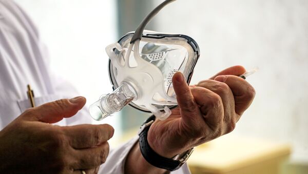 Врач держит в руках маску для искусственной вентиляции легких, архивное фото  - Sputnik Արմենիա