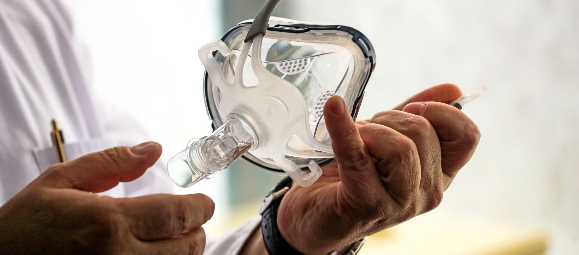 Врач держит в руках маску для искусственной вентиляции легких, архивное фото  - Sputnik Արմենիա, 1920, 23.05.2021