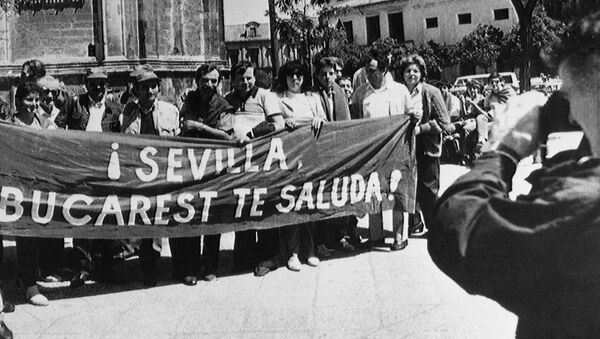 Болельщики Стяуа Бухарест держат баннер с надписью Севилья, Бухарест приветствует тебя перед финалом Кубка Европейских Чемпионов УЕФА (7 мая 1986). Севилья - Sputnik Армения