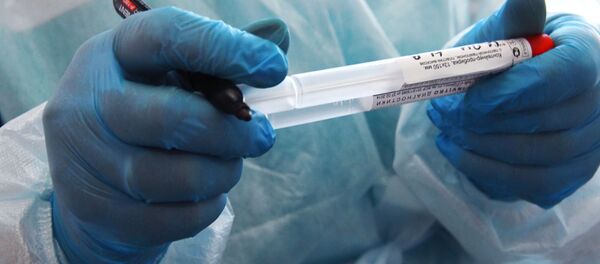Врач с пробиркой биоматериала после тестирования на коронавирус - Sputnik Արմենիա