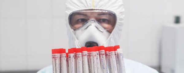 Врач с пробирками биоматериала после тестирования на коронавирус Врач с пробирками биоматериала после тестирования на коронавирус - Sputnik Արմենիա