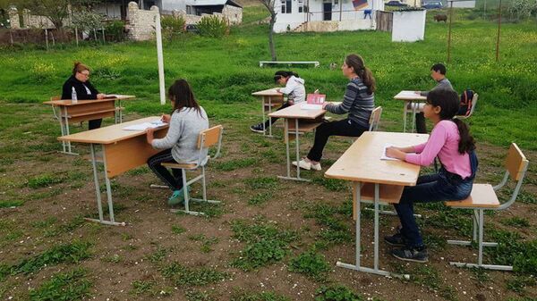 В школе Варанды в Арцахе параллельно с солнечной погодой также введен полевой тип обучения - Sputnik Армения