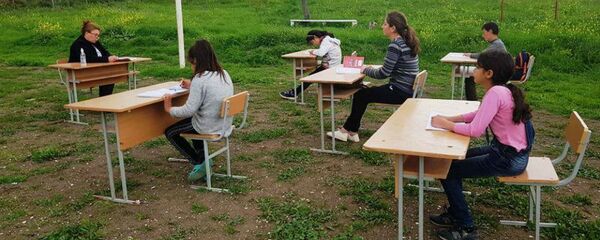 В школе Варанды в Арцахе параллельно с солнечной погодой также введен полевой тип обучения - Sputnik Армения