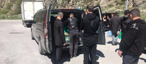 Посольство Армении в Грузии предоставило еду и предметы первой необходимости гражданам Армении в Верхнем Ларсе (12 мая 2020). Грузия - Sputnik Армения