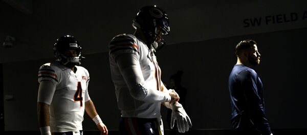 Игроки Чикагских медведей выходят из туннеля во время разминки перед игрой (29 декабря 2019). Миннеаполис Игроки Чикагских медведей выходят из туннеля во время разминки перед игрой (29 декабря 2019). Миннеаполис - Sputnik Армения