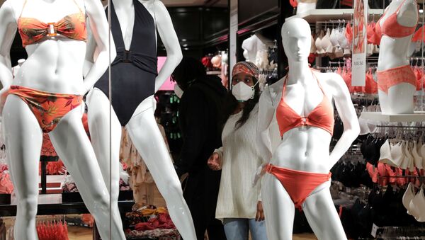 Դիմակով կինը՝ լողազգեստների խանութում, կարանտինային միջոցառումների մեղմացումից հետո (11 մայիսի, 2020). Ֆրանսիա - Sputnik Արմենիա
