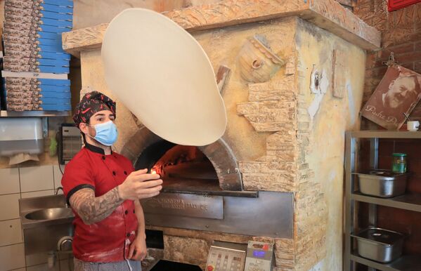 Приготовление пиццы в ресторане после облегчения карантинных мер в Германии - Sputnik Армения