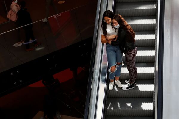 Девушки в торговом центре после облегчения карантинных мер в Бельгии  - Sputnik Армения