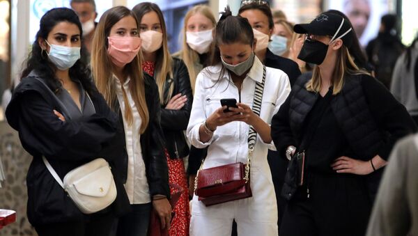 Девушки в масках во время открытия магазина после облегчения карантинных мер во Франции  - Sputnik Армения