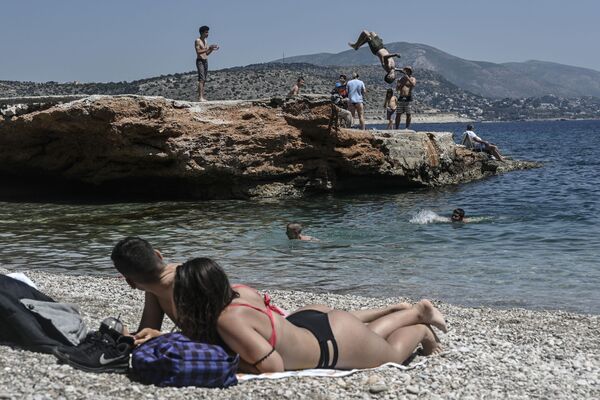 Отдыхающие на пляже в южном пригороде Афин (11 мая 2020). Греция - Sputnik Армения