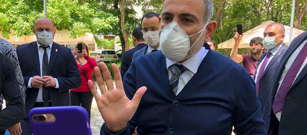 Премьер-министр Никол Пашинян выслушал протестующих у Центрального Банка (13 мая 2020). Еревaн Премьер-министр Никол Пашинян выслушал протестующих у Центрального Банка (13 мая 2020). Еревaн - Sputnik Արմենիա