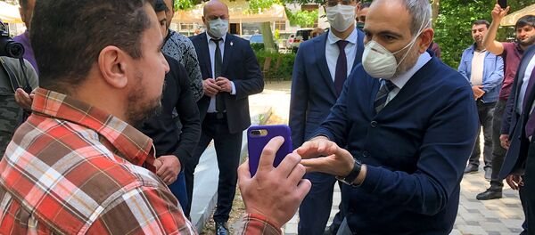 Премьер-министр Никол Пашинян выслушал протестующих у Центрального Банка (13 мая 2020). Еревaн - Sputnik Արմենիա