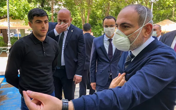Премьер-министр Никол Пашинян выслушал протестующих у Центрального Банка (13 мая 2020). Еревaн Премьер-министр Никол Пашинян выслушал протестующих у Центрального Банка (13 мая 2020). Еревaн - Sputnik Армения
