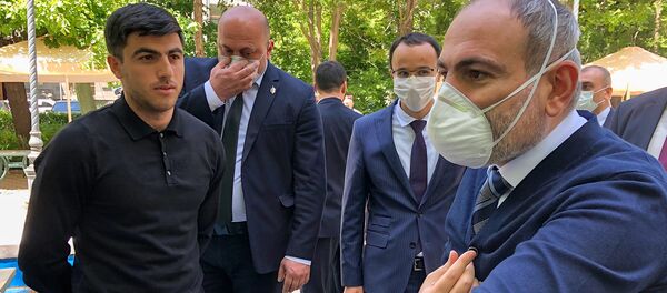 Премьер-министр Никол Пашинян выслушал протестующих у Центрального Банка (13 мая 2020). Еревaн - Sputnik Արմենիա