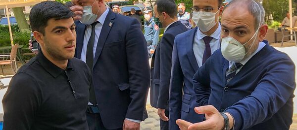 Премьер-министр Никол Пашинян выслушал протестующих у Центрального Банка (13 мая 2020). Еревaн Премьер-министр Никол Пашинян выслушал протестующих у Центрального Банка (13 мая 2020). Еревaн - Sputnik Армения