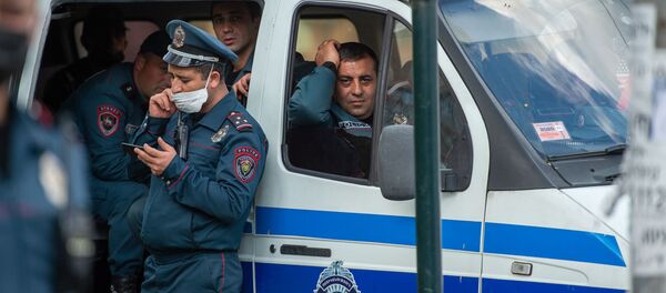 Полицейские перед зданием суда (13 мая 2020). Еревaн Полицейские перед зданием суда (13 мая 2020). Еревaн - Sputnik Армения