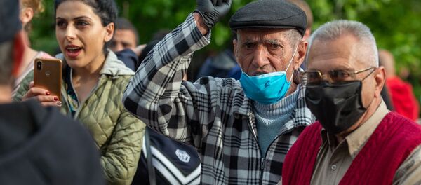 Сторонники Роберта Кочаряна перед зданием суда (13 мая 2020). Еревaн - Sputnik Армения