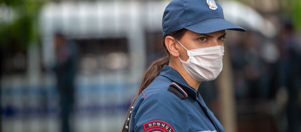 Сотрудница полиции перед зданием суда (13 мая 2020). Еревaн Сотрудница полиции перед зданием суда (13 мая 2020). Еревaн - Sputnik Արմենիա