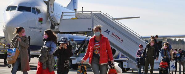 Пассажиры в защитных масках, после карантина в аэропорту Внуково из-за возвращения из стран Азиатско-Тихоокеанского региона, прибывшие в Минск благодаря специальному рейсу Белавиа (20 марта 2020). Минск Пассажиры в защитных масках, после карантина в аэропорту Внуково из-за возвращения из стран Азиатско-Тихоокеанского региона, прибывшие в Минск благодаря специальному рейсу Белавиа (20 марта 2020). Минск - Sputnik Արմենիա