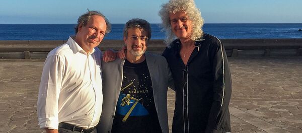 Гарик Исраелян (в центре) и Брайан Мэй (справа) - Sputnik Армения