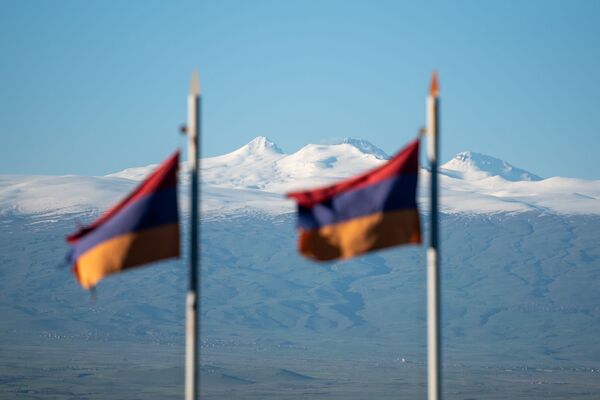 Флаги Армении у мемориального комплекса Сардарапат на фоне горы Арагац - Sputnik Армения