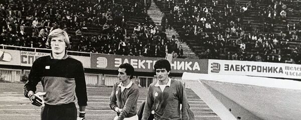 Вратарь Александр Подшивалов в составе ереванского Арарата (слева) - Sputnik Արմենիա