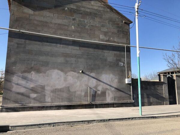 Լակոտի ձեռքի գործ է. Մարտունու համայնքապետը` վարակված ընտանիքի տան վրա «հարձակվելու» մասին Լակոտի ձեռքի գործ է. Մարտունու համայնքապետը` վարակված ընտանիքի տան վրա «հարձակվելու» մասին - Sputnik Արմենիա