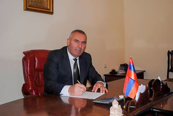 Լակոտի ձեռքի գործ է. Մարտունու համայնքապետը` վարակված ընտանիքի տան վրա «հարձակվելու» մասին Լակոտի ձեռքի գործ է. Մարտունու համայնքապետը` վարակված ընտանիքի տան վրա «հարձակվելու» մասին - Sputnik Արմենիա