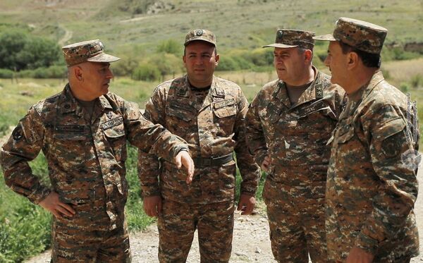 Начальник Генштаба Армении посетил позиции на границе с Азербайджаном Начальник Генштаба Армении посетил позиции на границе с Азербайджаном - Sputnik Армения