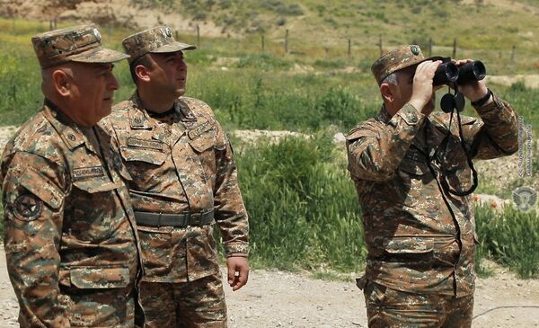 Начальник Генштаба Армении посетил позиции на границе с Азербайджаном Начальник Генштаба Армении посетил позиции на границе с Азербайджаном - Sputnik Армения