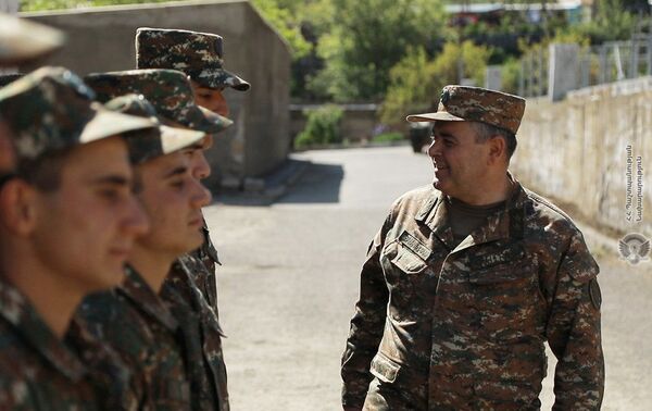 Начальник Генштаба Армении посетил позиции на границе с Азербайджаном Начальник Генштаба Армении посетил позиции на границе с Азербайджаном - Sputnik Армения