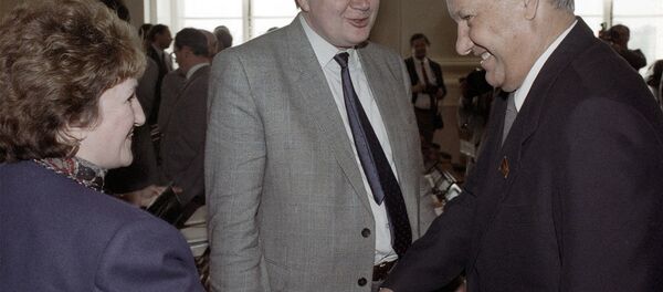 Народный депутат СССР и РСФСР Борис Ельцин приветствует народного депутата СССР Галину Старовойтову (1 мая 1990). Москвa Народный депутат СССР и РСФСР Борис Ельцин приветствует народного депутата СССР Галину Старовойтову (1 мая 1990). Москвa - Sputnik Արմենիա