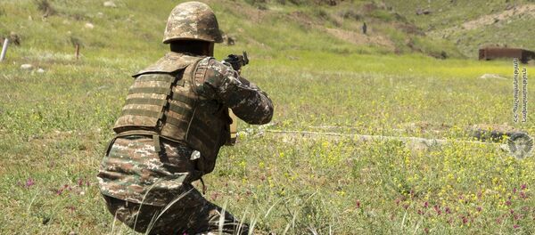 Армянский военнослужащий на учении по стрельбе - Sputnik Армения