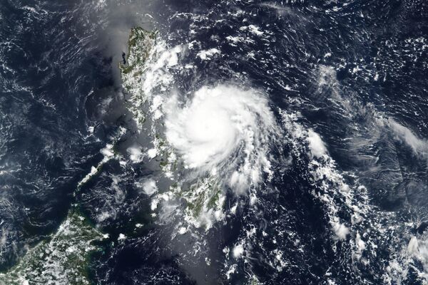 Спутниковый снимок тайфуна Вонфон, обрушившегося на центральную часть Филиппин. - Sputnik Армения
