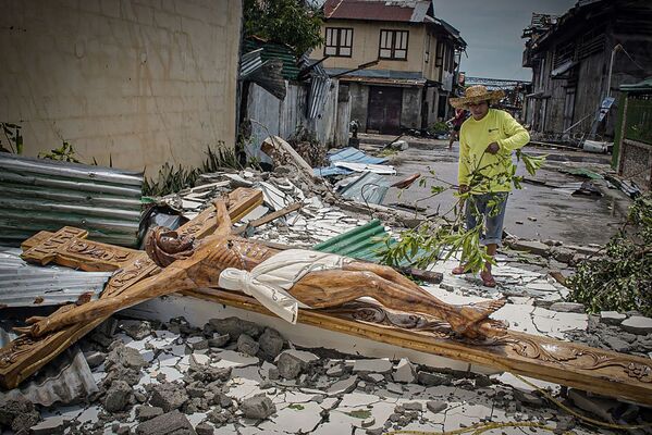 Местный житель на улице населенного пункта после тайфуна Вонфон, обрушившегося на центральную часть Филиппин. - Sputnik Армения