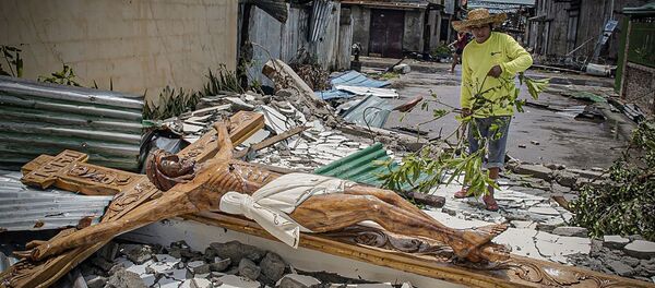 Местный житель на улице после тайфуна Вонгфонг, обрушившегося на центральную часть Филиппин - Sputnik Արմենիա