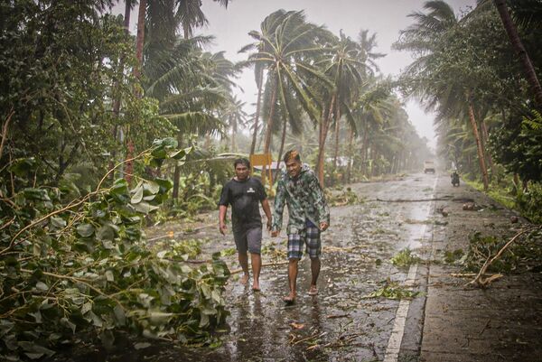 Последствия тайфуна Вонфон, обрушившегося на центральную часть Филиппин. - Sputnik Армения