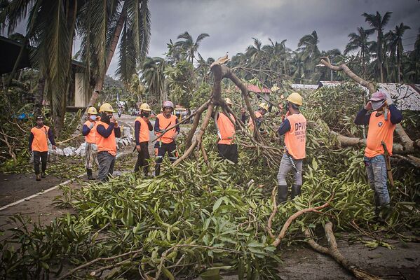 Рабочие во время устранения последствий тайфуна Вонфон, обрушившегося на центральную часть Филиппин - Sputnik Армения