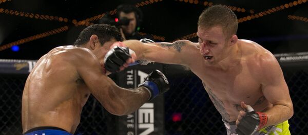 Борец ММА Джастин Гэтжи (справа) в бою с Луисом Фирмино во время чемпионата World Series of Fighting (31 декабря 2016). Нью-Йорк - Sputnik Армения