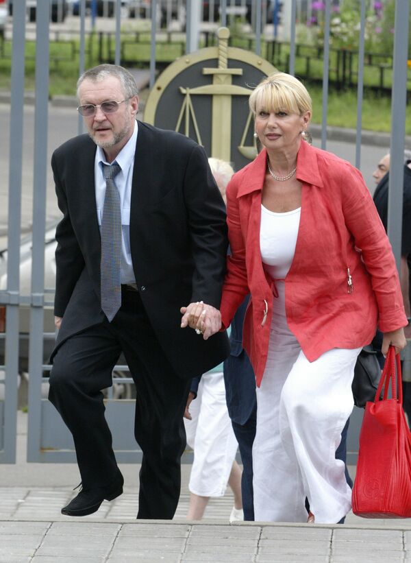 Вячеслав Иваньков по кличке Япончик с супругой Фаиной Комиссар у здания Мосгорсуда (20 июля 2005). Москва - Sputnik Армения