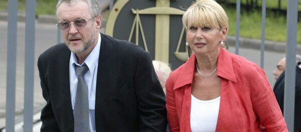 Вячеслав Иваньков по кличке Япончик с супругой Фаиной Комиссар у здания Мосгорсуда (20 июля 2005). Москва - Sputnik Армения